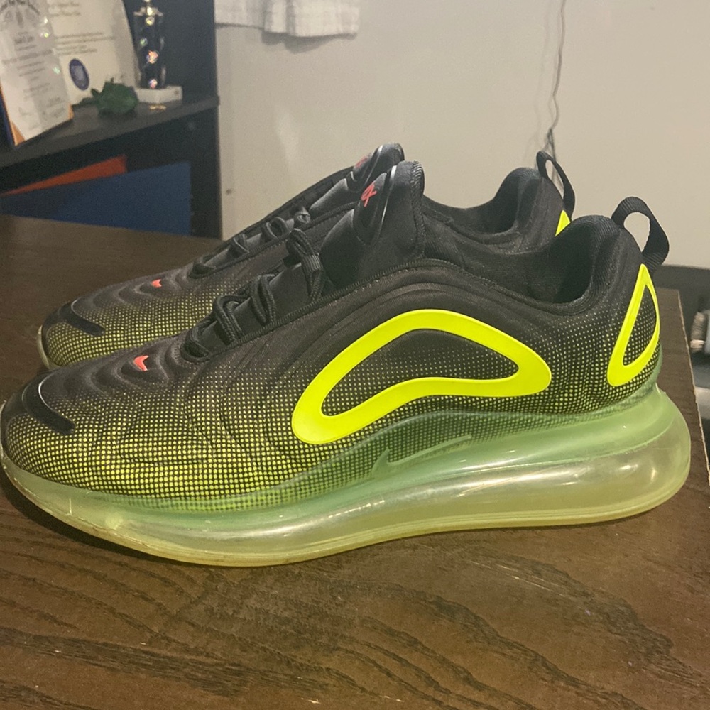 Nike Air Max 720 Volt A02924-008